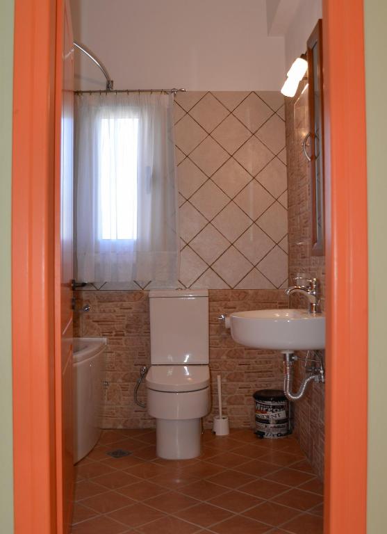 Μπάνιο με ντουζ στο Andri House